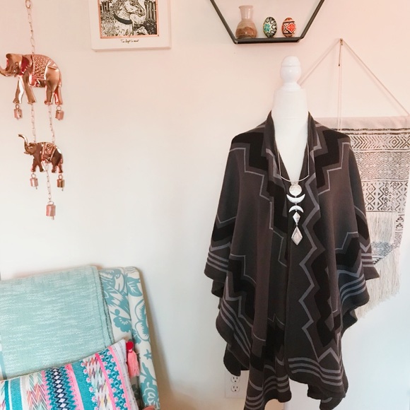 Elle Tian Jackets & Blazers - EUC Elle Tian Gray Chevron-Striped Poncho Cape